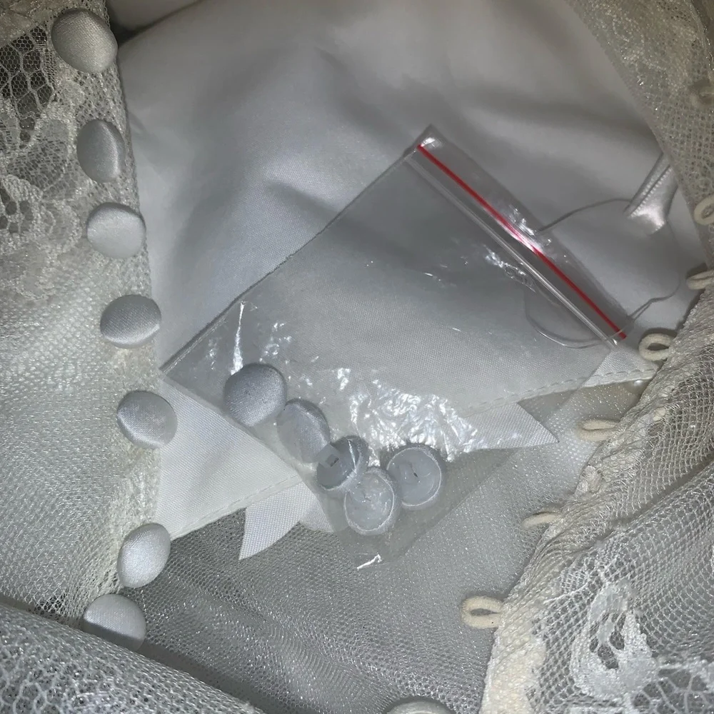 White flower girl dress with flower petals - Picture 2 of 5